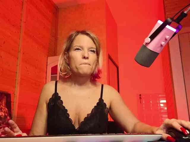 Findom_Lady_Shine webcam