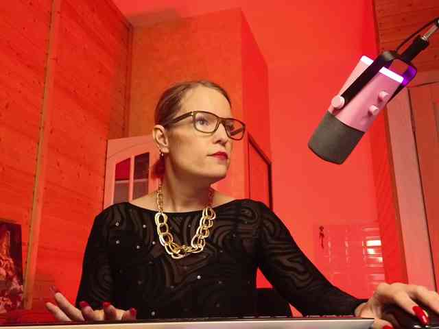 Findom_Lady_Shine webcam