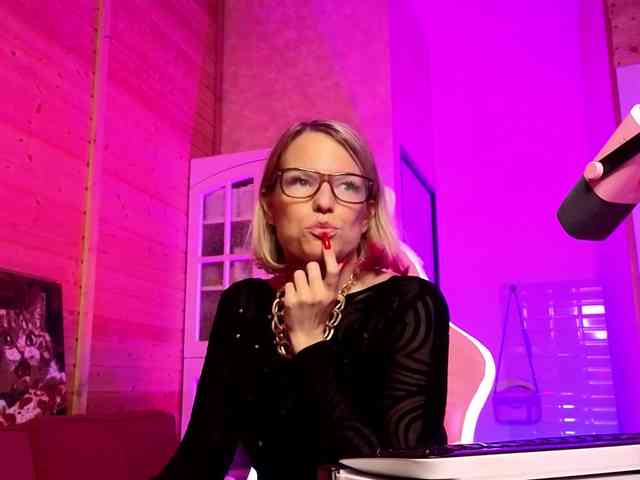 Findom_Lady_Shine webcam