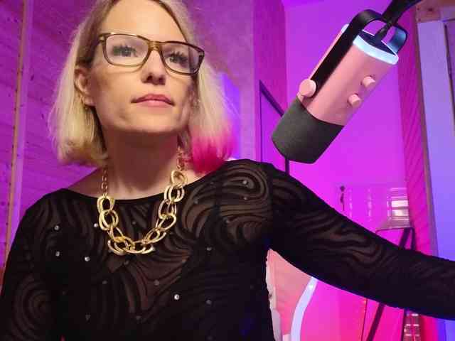 Findom_Lady_Shine webcam