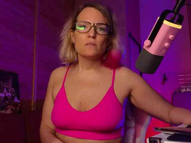 Findom_Lady_Shine webcam
