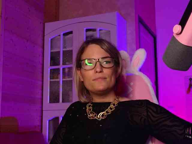Findom_Lady_Shine webcam