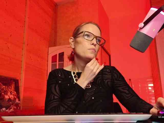 Findom_Lady_Shine webcam