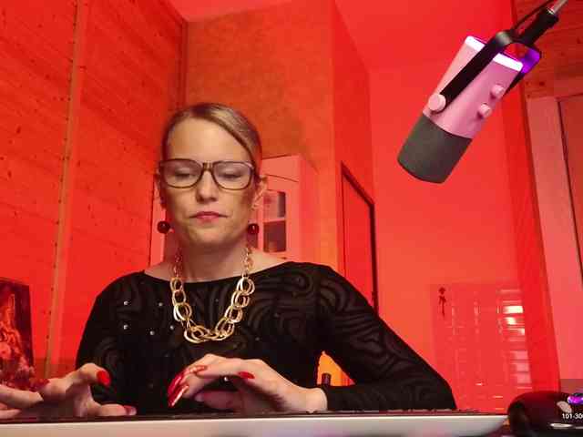 Findom_Lady_Shine webcam