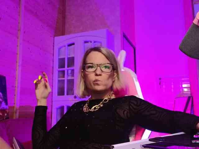 Findom_Lady_Shine webcam