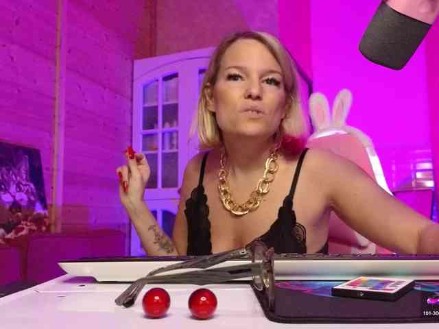Findom_Lady_Shine webcam
