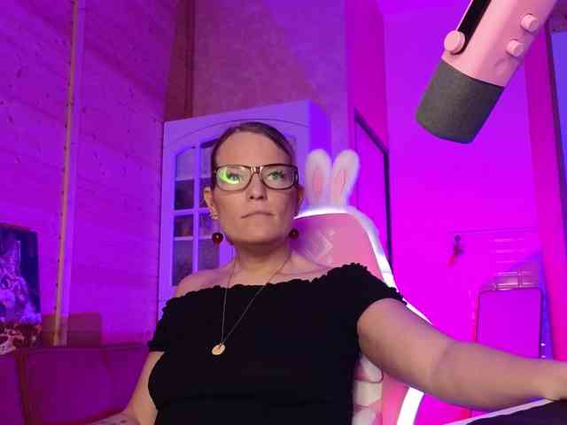 Findom_Lady_Shine webcam
