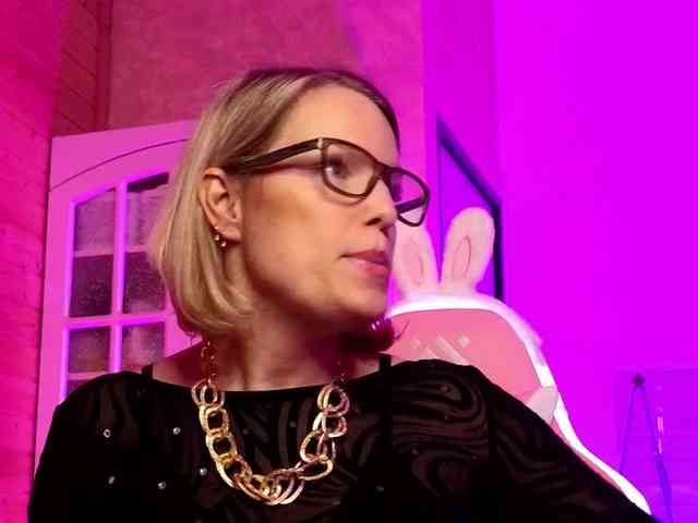 Findom_Lady_Shine webcam