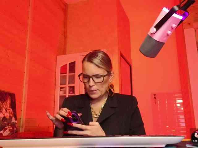 Findom_Lady_Shine webcam