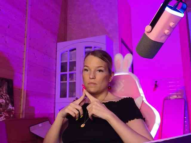 Findom_Lady_Shine webcam