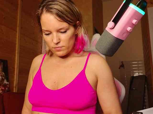 Findom_Lady_Shine webcam