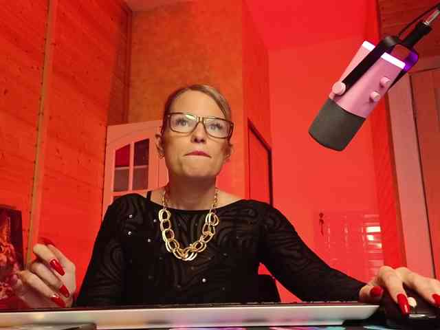 Findom_Lady_Shine webcam