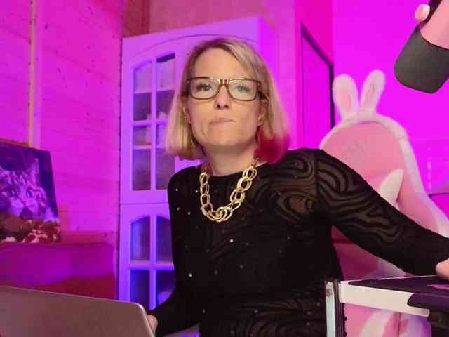 Findom_Lady_Shine webcam