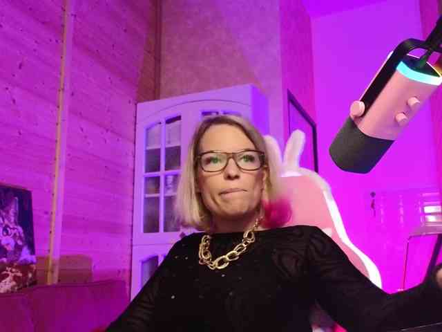 Findom_Lady_Shine webcam