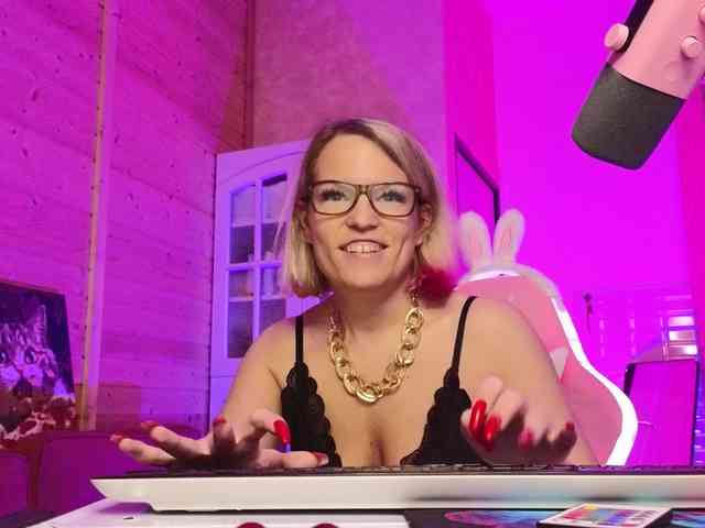 Findom_Lady_Shine webcam