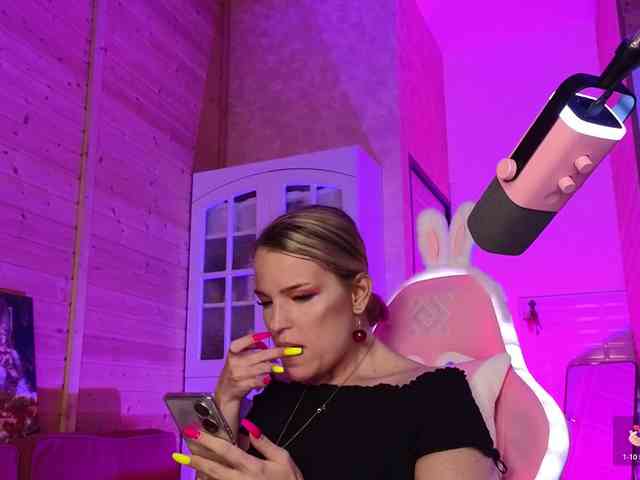 Findom_Lady_Shine webcam
