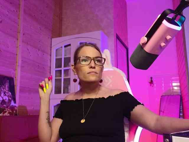 Findom_Lady_Shine webcam