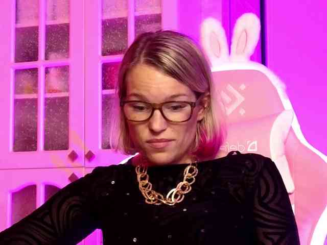 Findom_Lady_Shine webcam