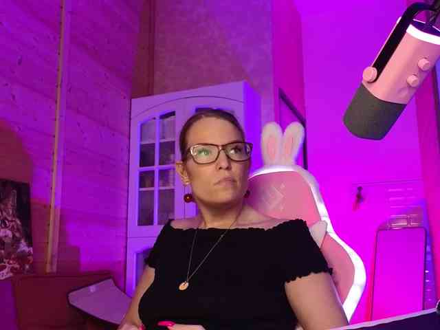 Findom_Lady_Shine webcam
