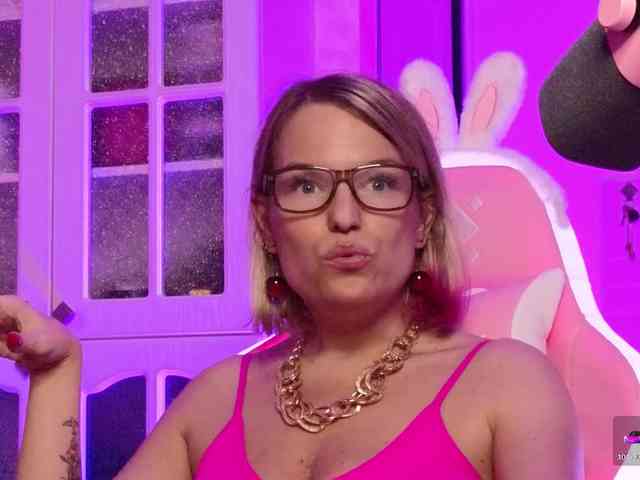 Findom_Lady_Shine webcam