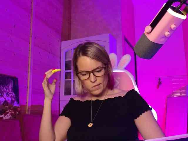 Findom_Lady_Shine webcam