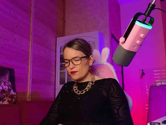 Findom_Lady_Shine webcam