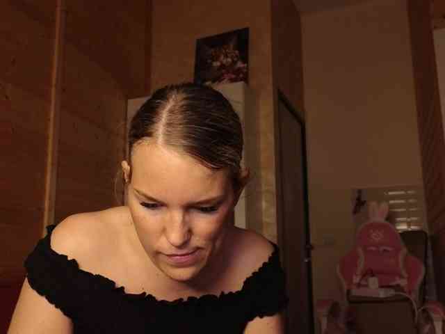 Findom_Lady_Shine webcam