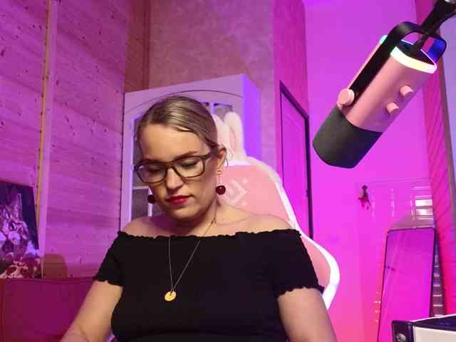 Findom_Lady_Shine webcam