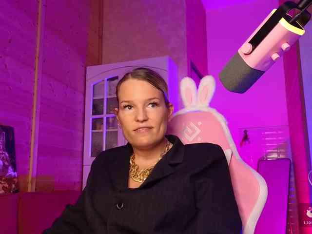 Findom_Lady_Shine webcam