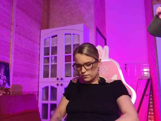 Findom_Lady_Shine webcam