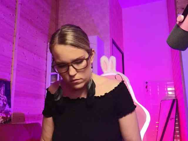 Findom_Lady_Shine webcam