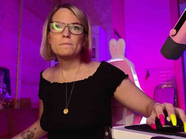 Findom_Lady_Shine webcam