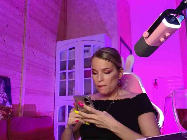 Findom_Lady_Shine webcam