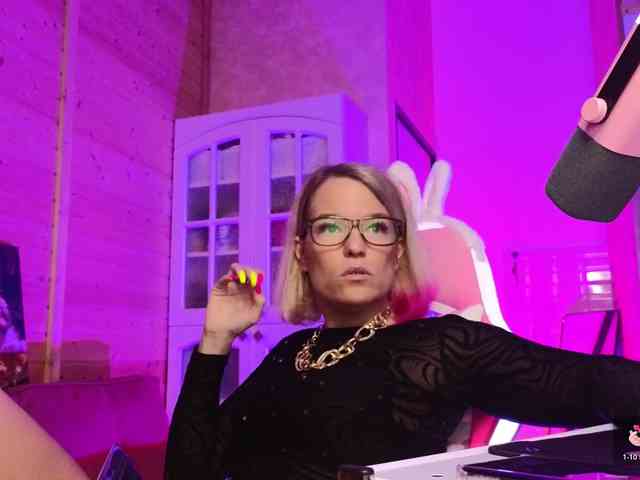 Findom_Lady_Shine webcam