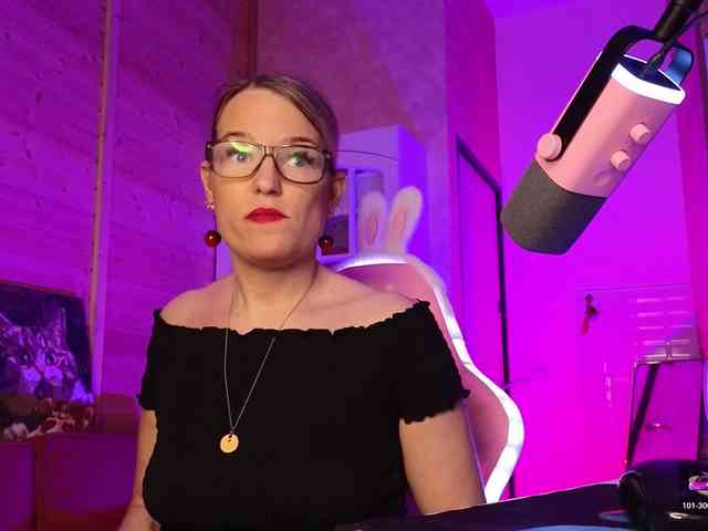 Findom_Lady_Shine webcam