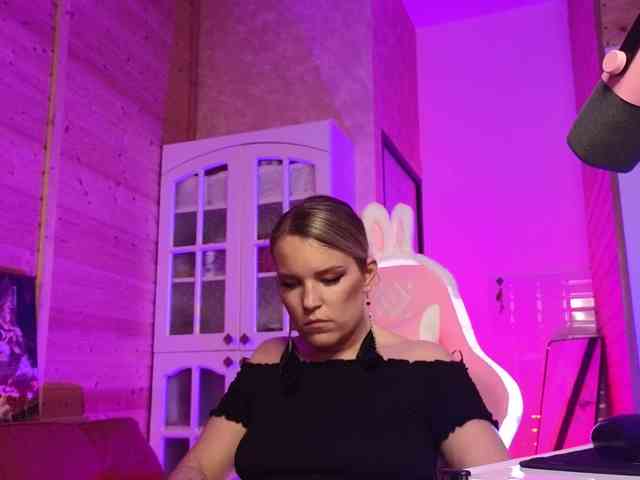 Findom_Lady_Shine webcam