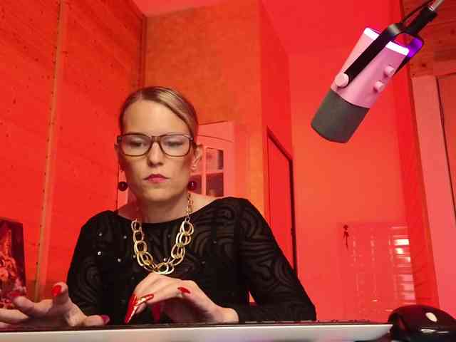 Findom_Lady_Shine webcam