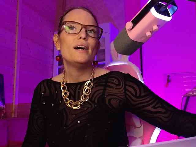 Findom_Lady_Shine webcam