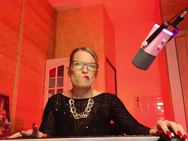 Findom_Lady_Shine webcam