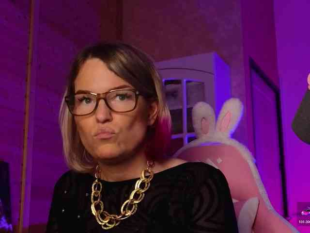 Findom_Lady_Shine webcam