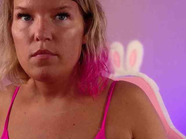 sweeteve050 Live Webcam on BongaCams