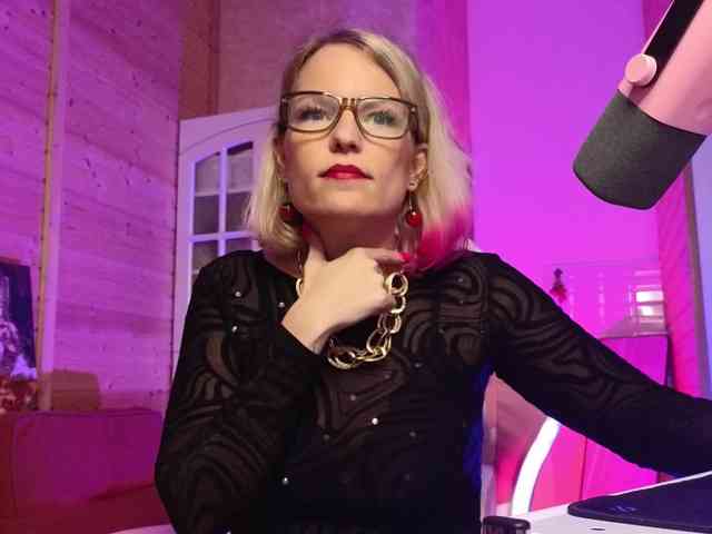 Findom_Lady_Shine webcam