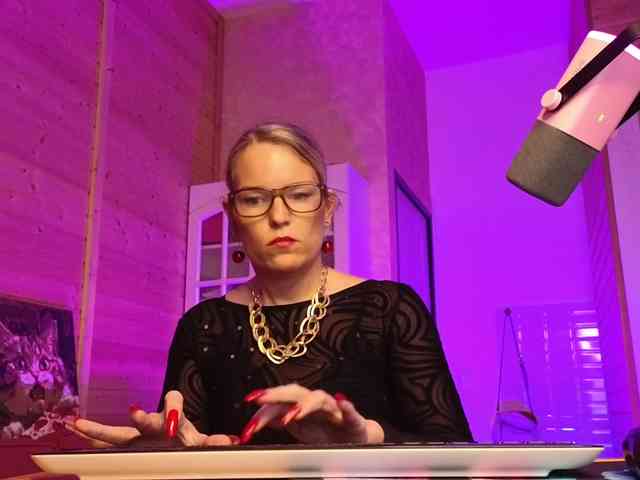 Findom_Lady_Shine webcam