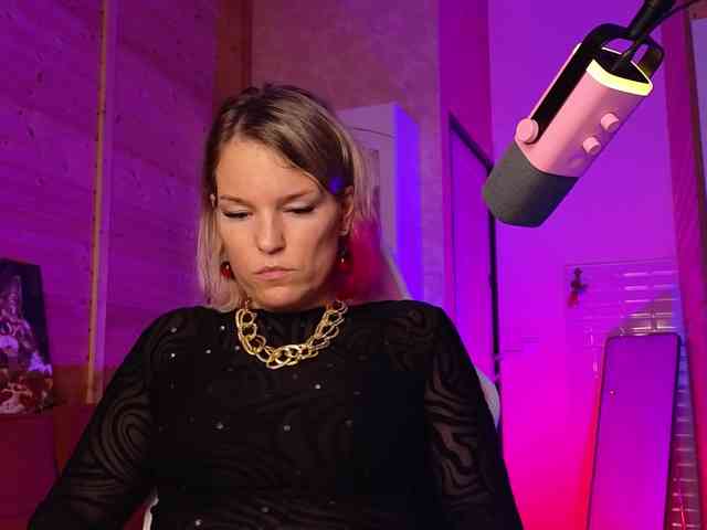 Findom_Lady_Shine webcam