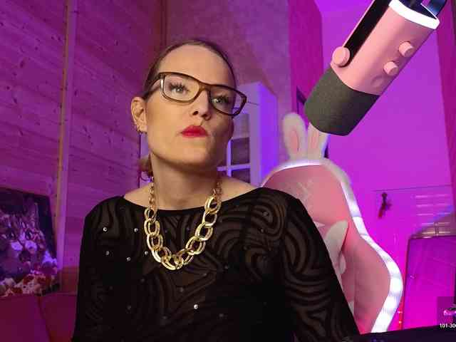 Findom_Lady_Shine webcam