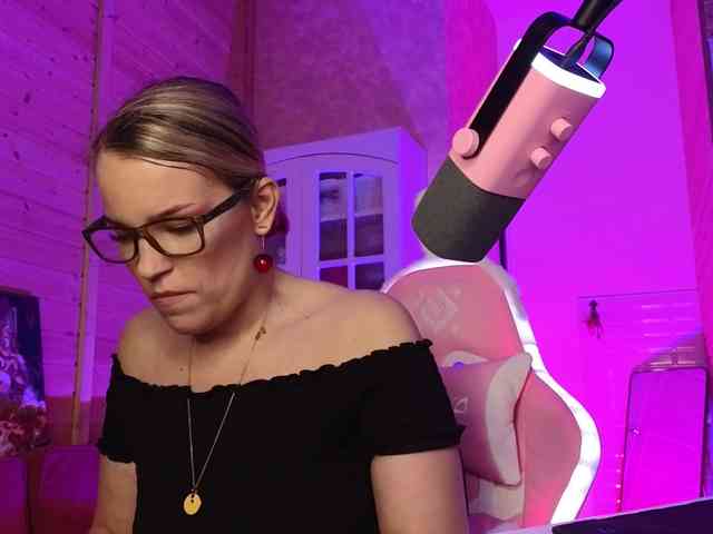Findom_Lady_Shine webcam