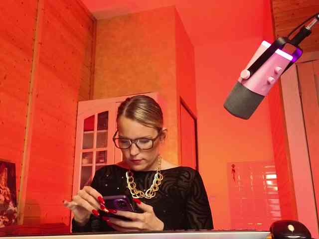 Findom_Lady_Shine webcam