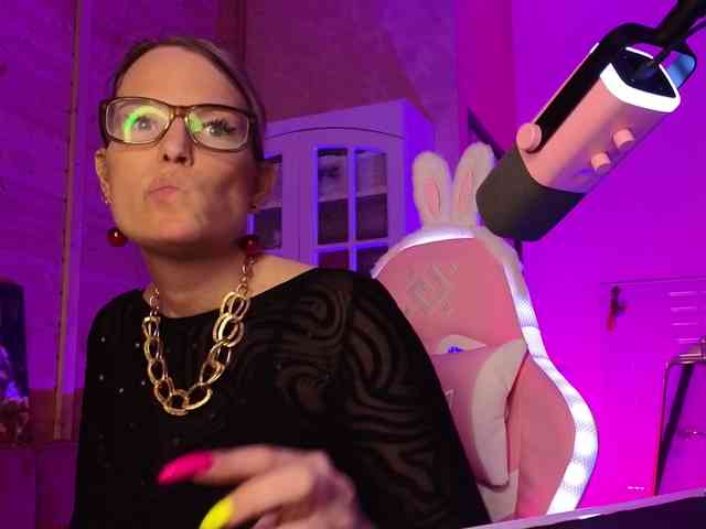 Findom_Lady_Shine webcam