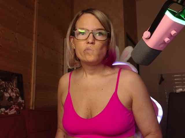 Findom_Lady_Shine webcam