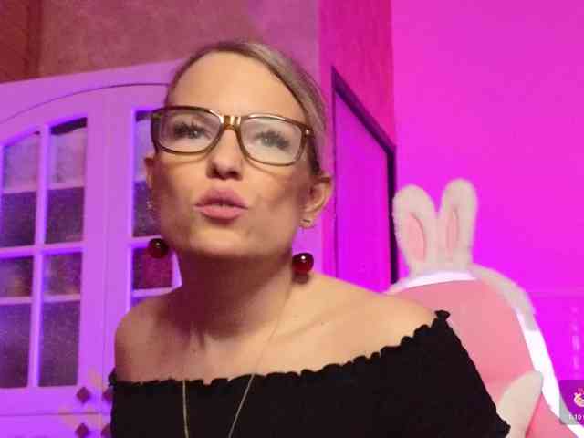Findom_Lady_Shine webcam